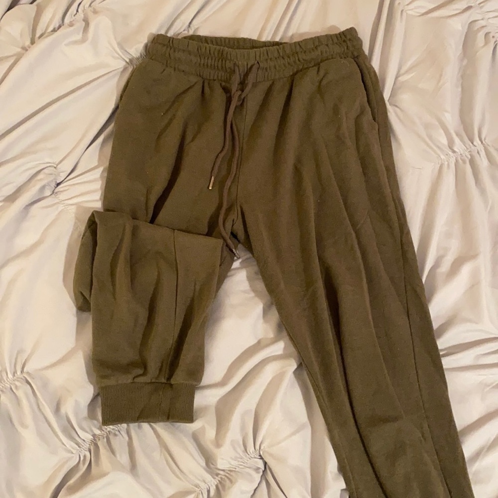 Garage Army Green Joggers. Size: MEDIUM